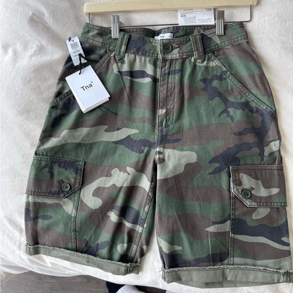 Aritzia - TNA - Camouflage Cargo Shorts